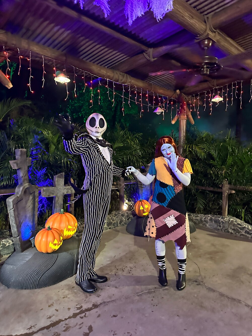 ホワイト系のショルダーバッグを着用したレディースの冬コーディネートの4枚目の写真