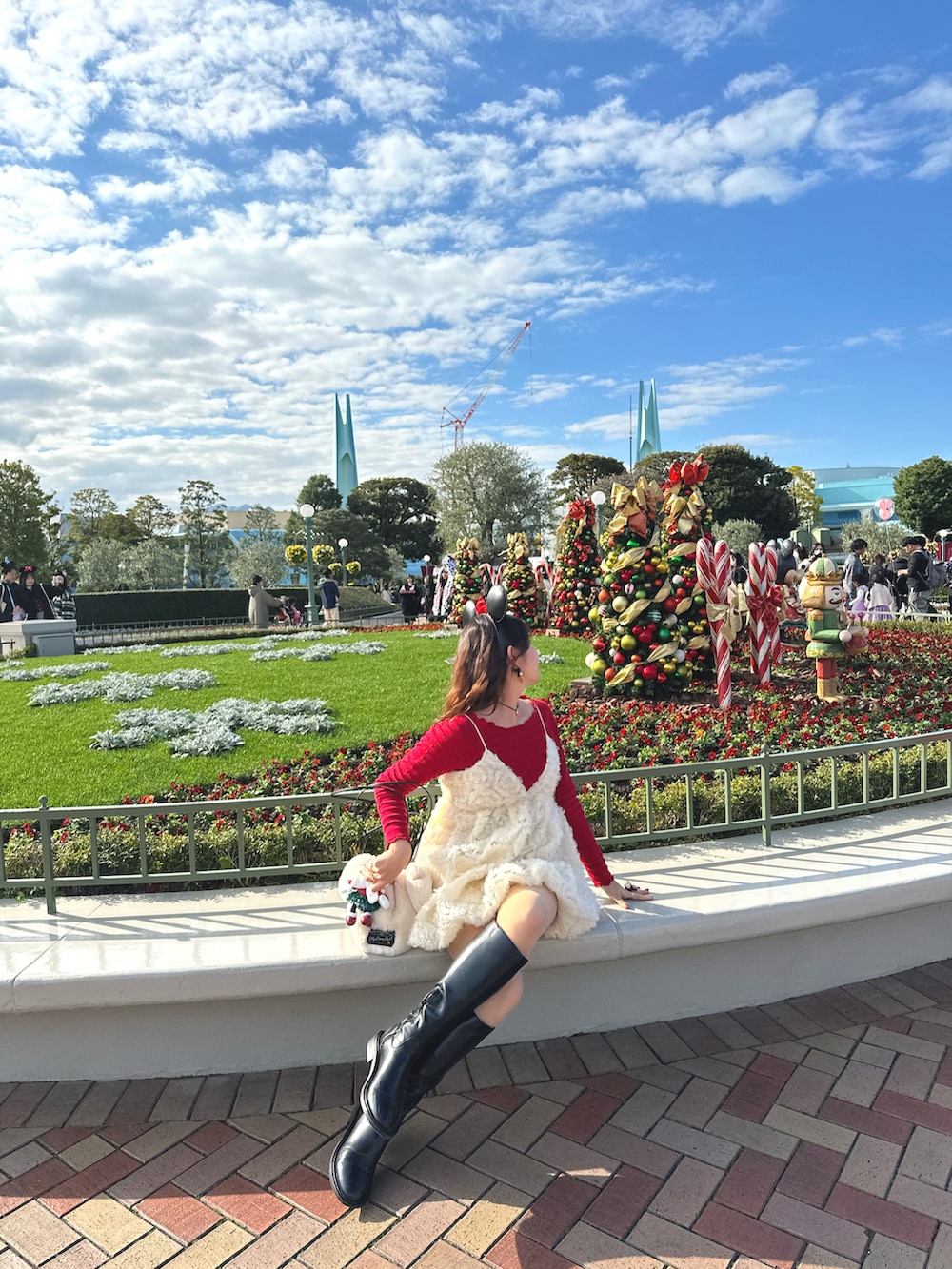 ホワイト系のワンピース、ブラック系のブーツを着用したレディースの冬コーディネートの2枚目の写真