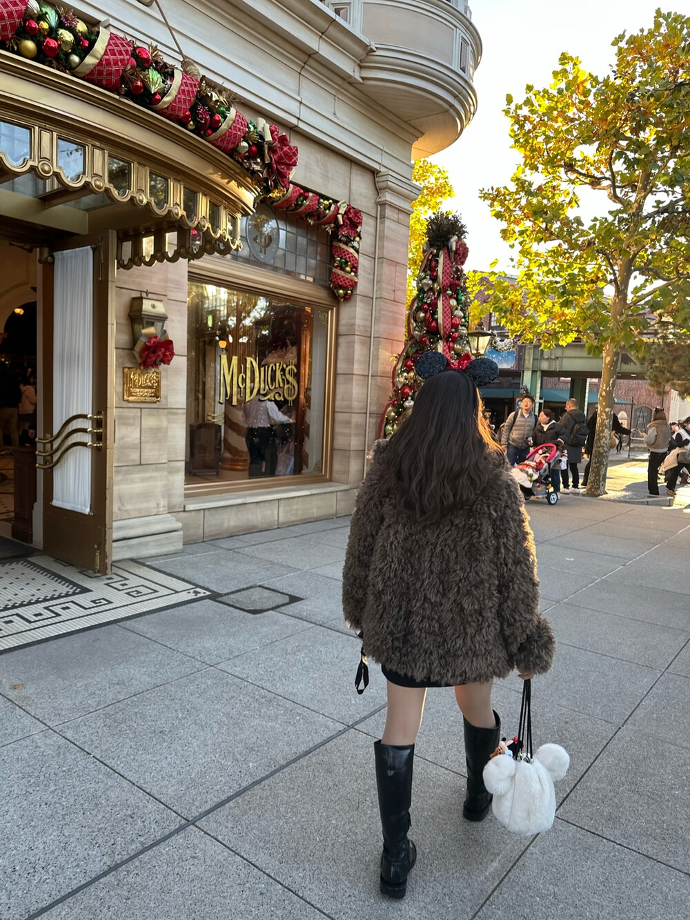 ブラウン系のジャケット/アウターを着用したレディースの春コーディネートの3枚目の写真