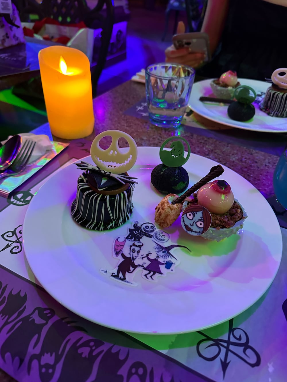 ホワイト系のショルダーバッグを着用したレディースの冬コーディネートの3枚目の写真