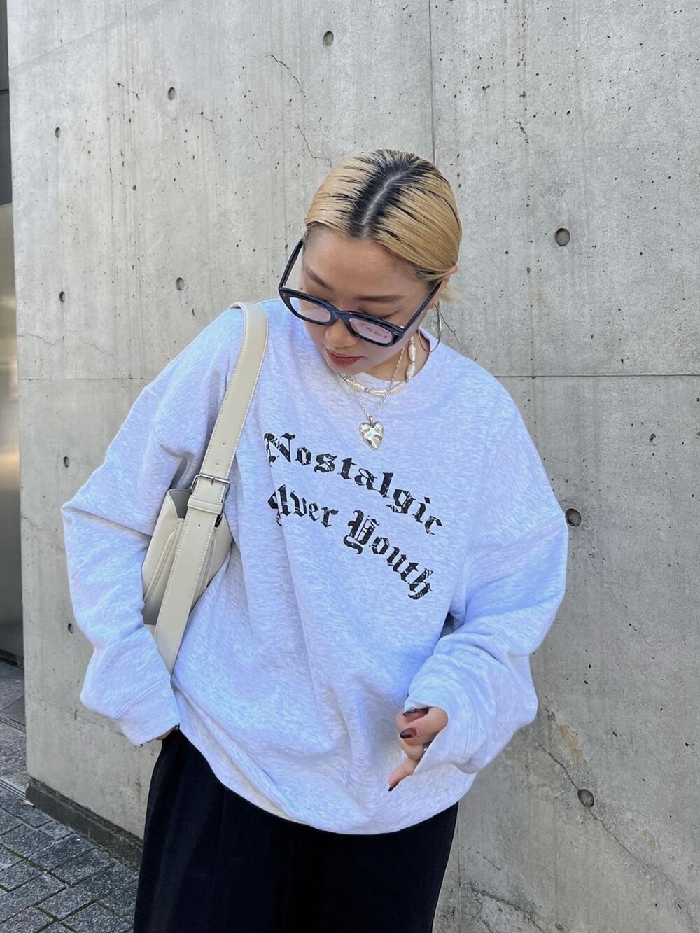 ホワイト系のショルダーバッグを着用したレディースの秋コーディネートの3枚目の写真