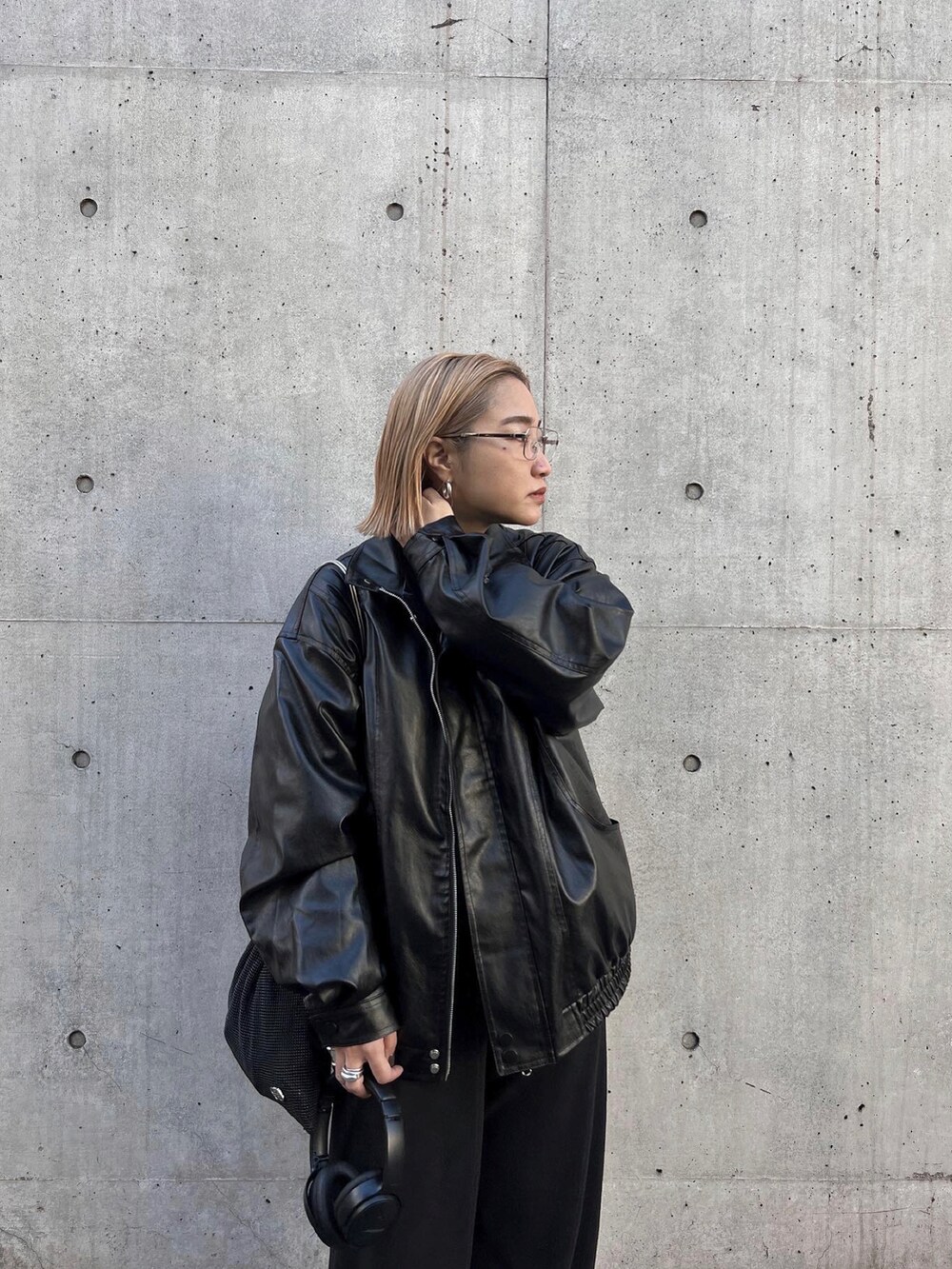 ブラック系のバッグ、ブラック系のスニーカーを着用したレディースの冬コーディネートの2枚目の写真