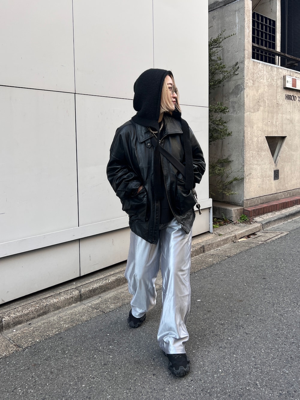ブラック系のライダースジャケット、シルバー系のその他パンツ、ブラック系のニットキャップ/ビーニーを着用したレディースの冬コーディネートの3枚目の写真