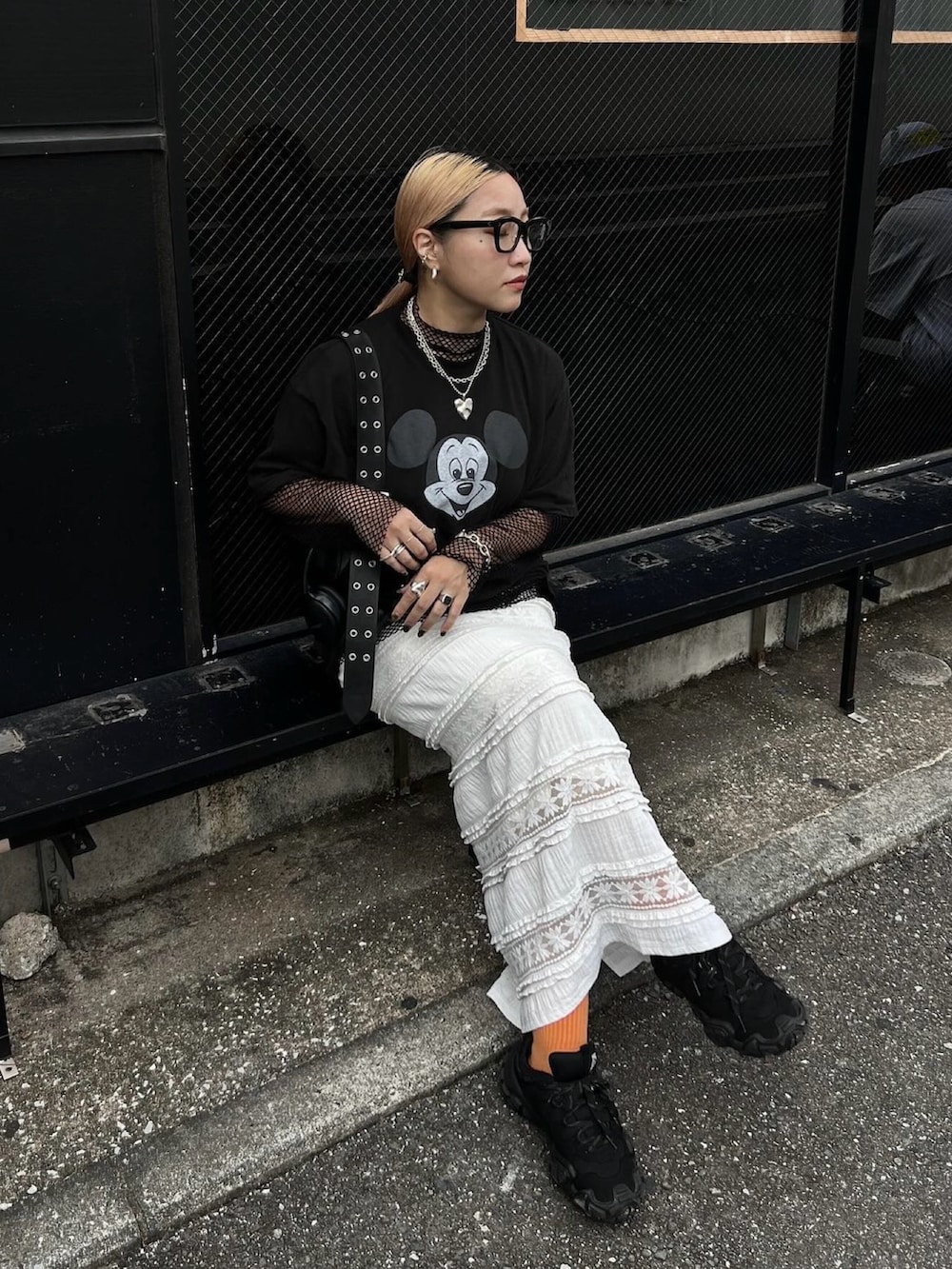 ブラック系のTシャツ/カットソー、ブラック系のショルダーバッグ、ブラック系のトップスを着用したレディースの秋コーディネートの2枚目の写真
