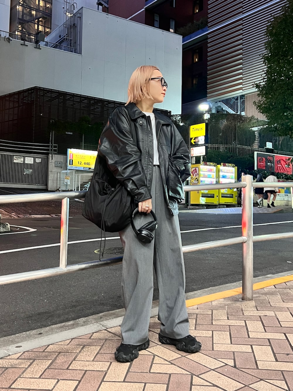 ブラック系のライダースジャケット、ブラック系のショルダーバッグを着用したレディースの秋コーディネートの2枚目の写真