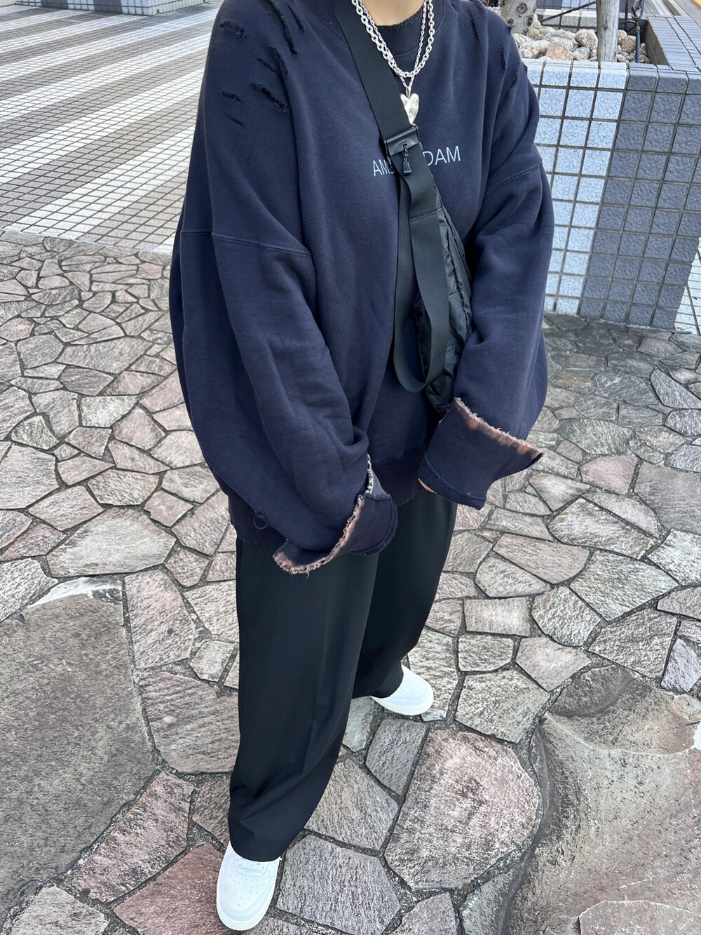 ブラウン系のパンツ、ホワイト系のスニーカーを着用したレディースの秋コーディネートの3枚目の写真