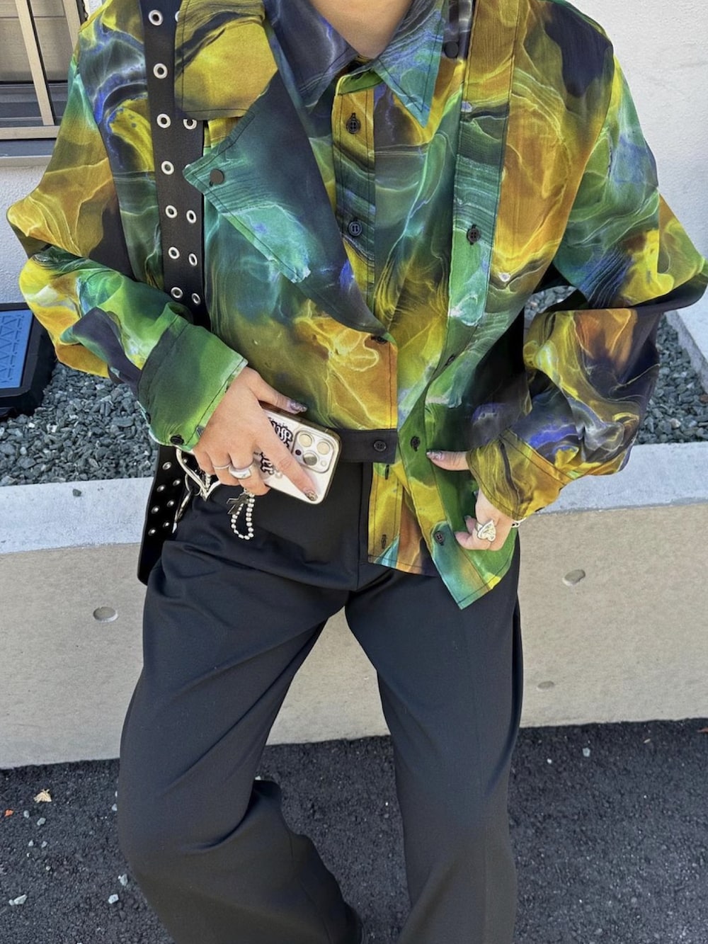 ブラック系のブーツ、ブラウン系のパンツ、イエロー系のシャツ/ブラウスを着用したレディースの秋コーディネートの2枚目の写真