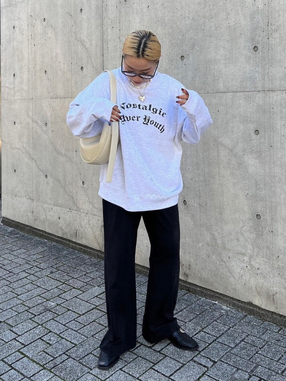 ホワイト系のショルダーバッグを着用したレディースの秋コーディネートの2枚目の写真