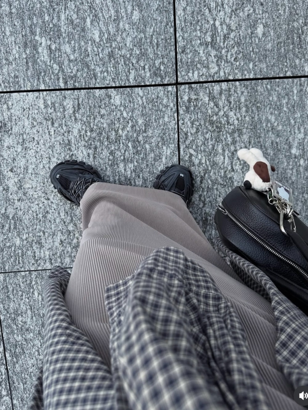 グレー系のワンピース、ブラック系のスニーカー、ブラック系のニットキャップ/ビーニーを着用したレディースの秋コーディネートの2枚目の写真