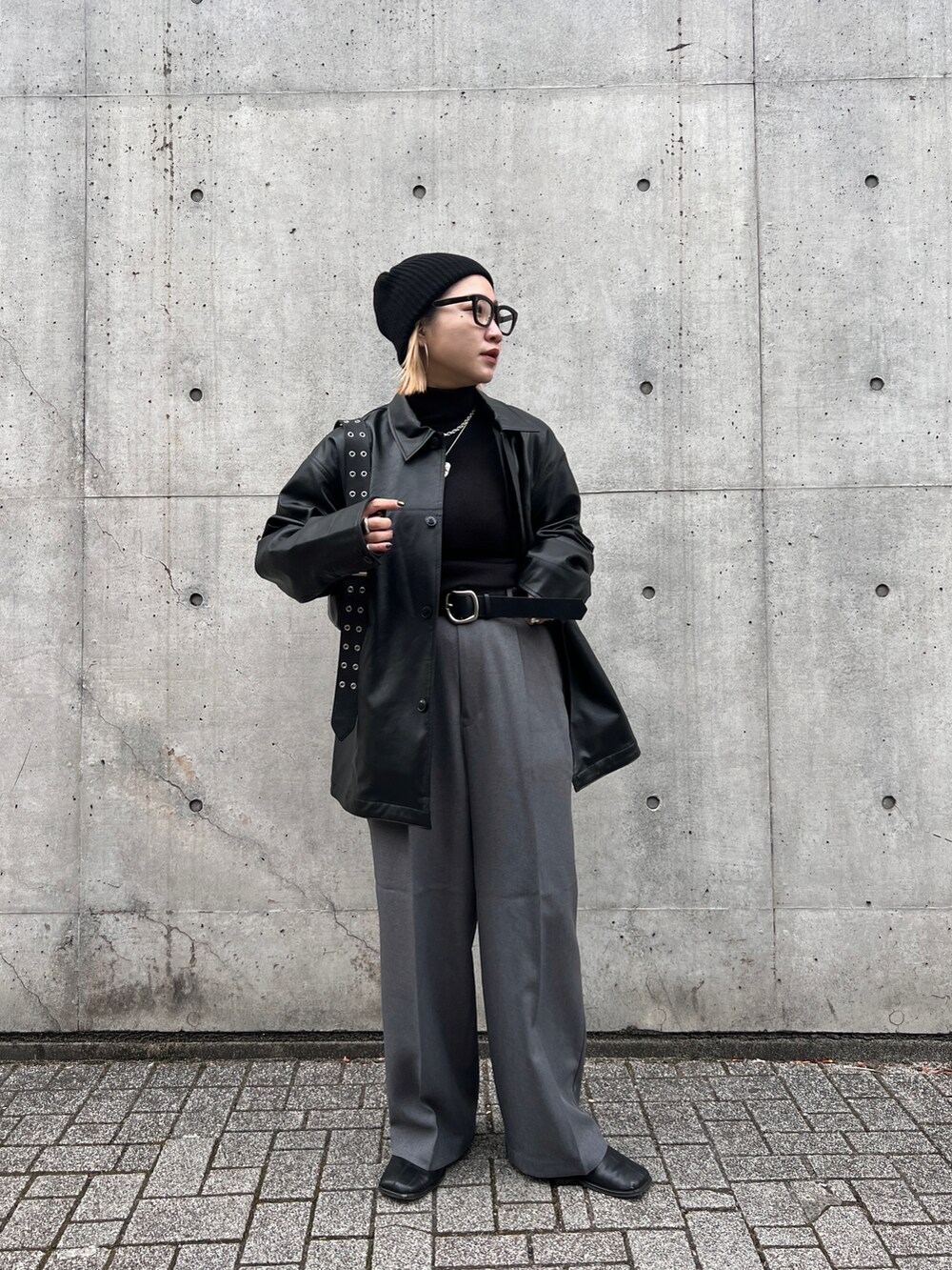 ブラック系のその他アウター、ブラック系のショルダーバッグ、ブラック系のニットキャップ/ビーニーを着用したレディースの冬コーディネートの2枚目の写真
