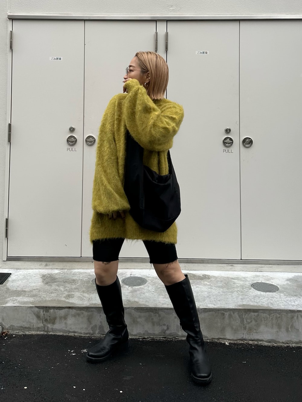 「今日のコーデ、ニット、シャギーニット、ニットコーデ、ブーツ、ロングブーツ、ビッグシルエット、冬のコーデ、秋服、おでかけコーデ」｜「LA BELLE ETUDEのベーシックリラックスシャギーニット（ニット/セーター、イエロー系）」を使った、yuiさん（レディース・158cm）の冬コーディネートの2枚目の写真