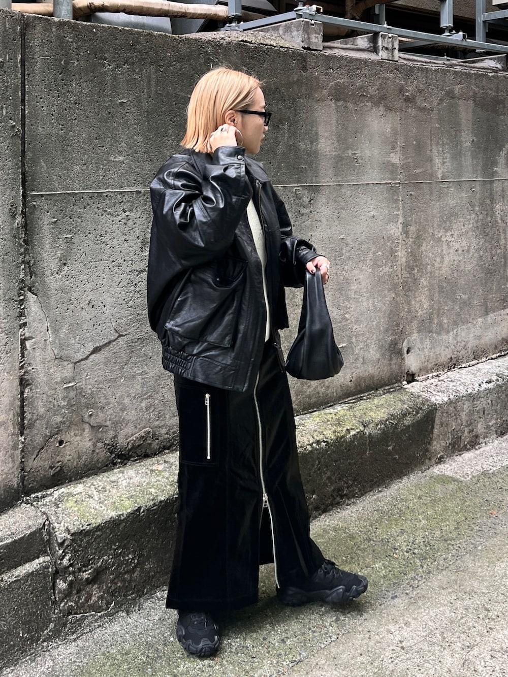 ホワイト系のニット/セーター、ブラック系のスカートを着用したレディースの秋コーディネートの3枚目の写真