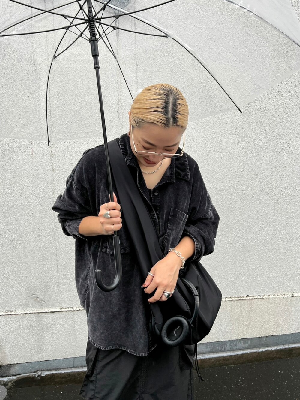 ブラック系のショルダーバッグを着用したレディースの秋コーディネートの2枚目の写真