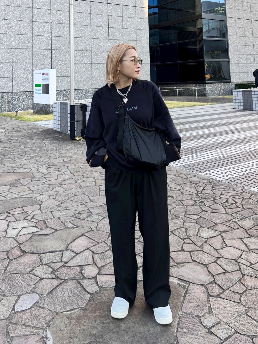 ブラウン系のパンツ、ホワイト系のスニーカーを着用したレディースの秋コーディネートの2枚目の写真