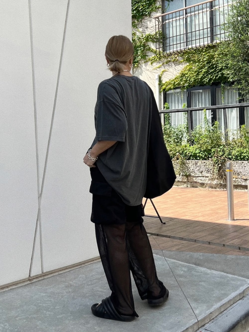 ブラック系のパンツ、ブラック系のショルダーバッグを着用したレディースの秋コーディネートの2枚目の写真