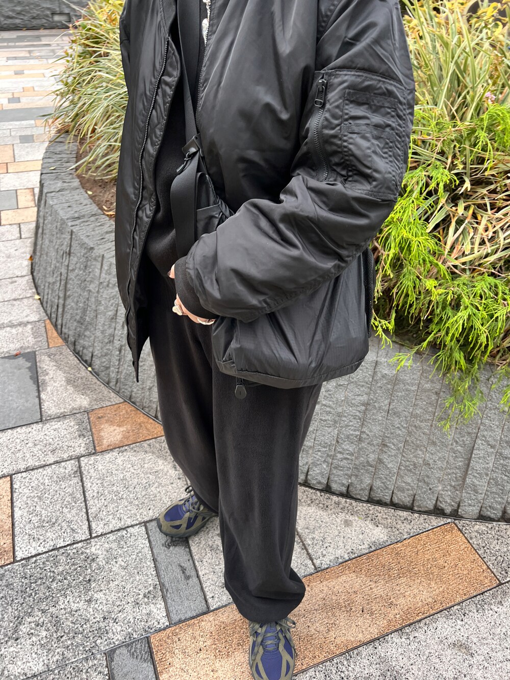 ブラウン系のスニーカーを着用したレディースの冬コーディネートの2枚目の写真