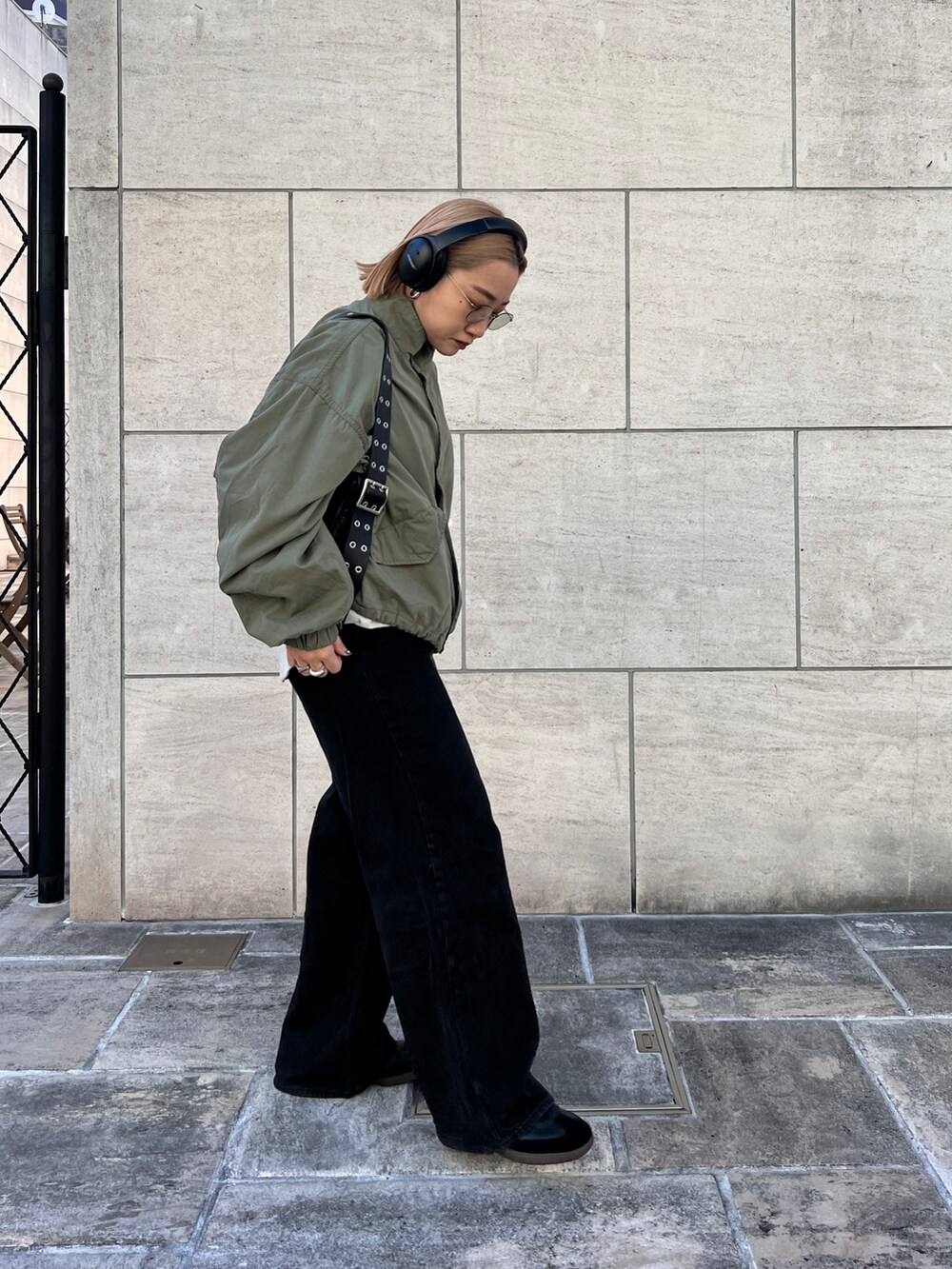 ブラック系のショルダーバッグ、ブラック系のスニーカーを着用したレディースの冬コーディネートの3枚目の写真