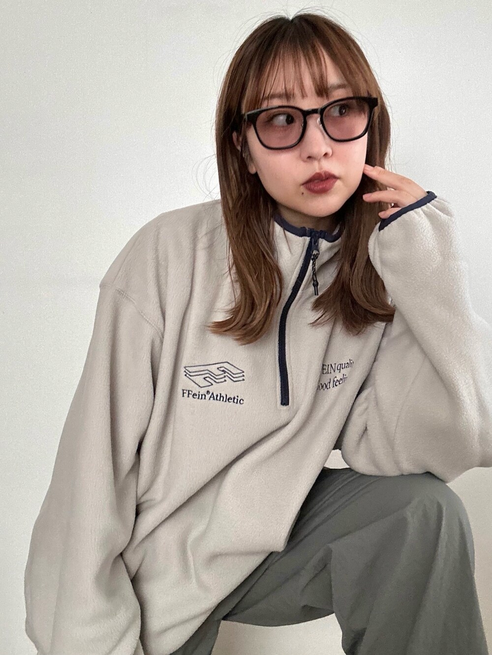 ホワイト系のスウェットを着用したレディースの秋コーディネートの2枚目の写真