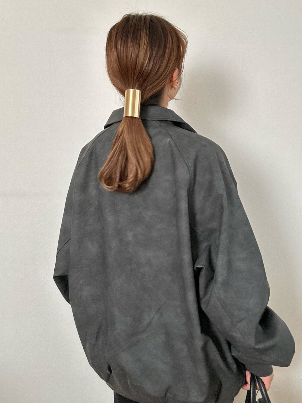 ブラック系のブルゾンを着用したレディースの秋コーディネートの3枚目の写真