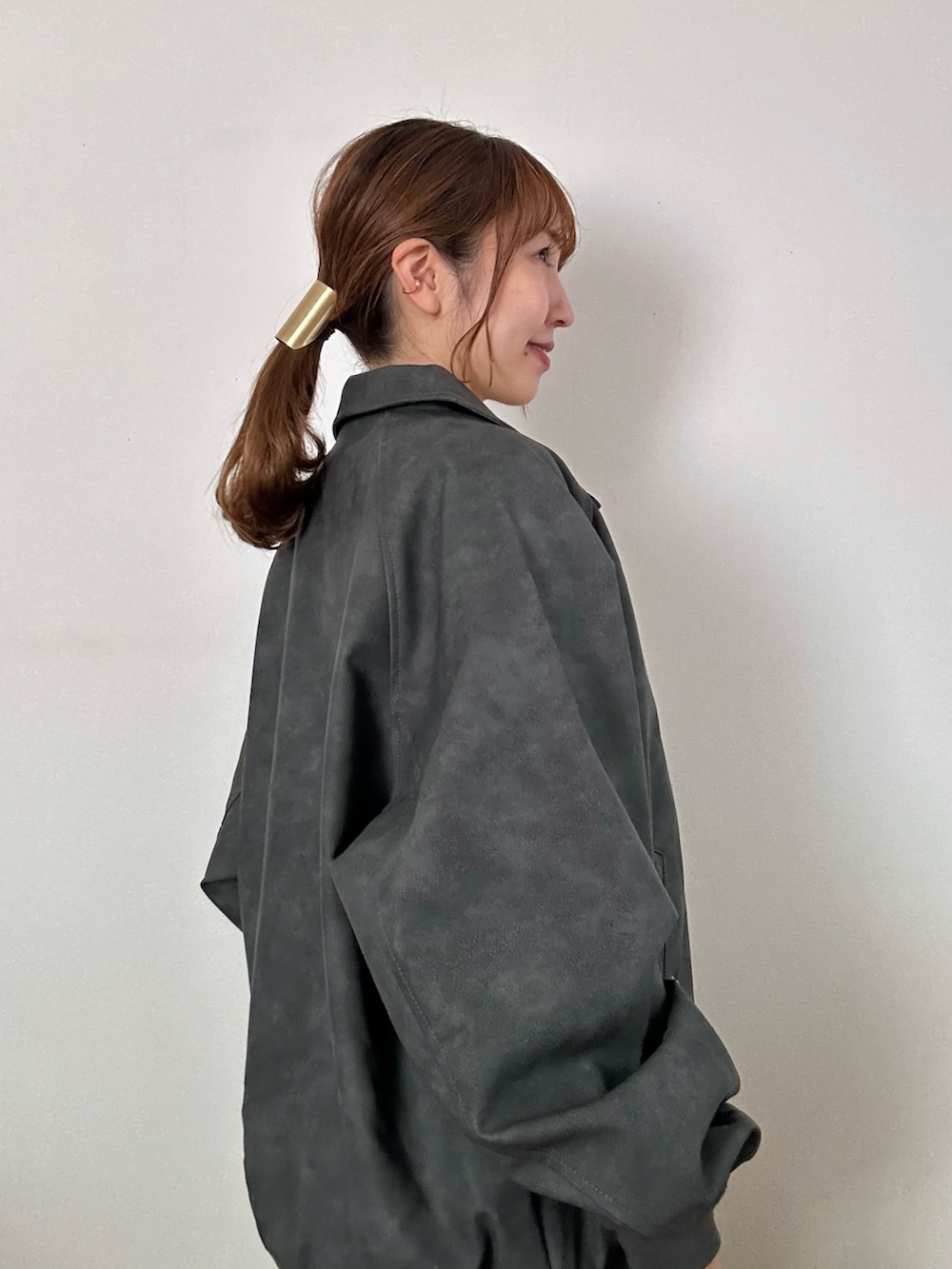 ブラック系のブルゾンを着用したレディースの秋コーディネートの2枚目の写真