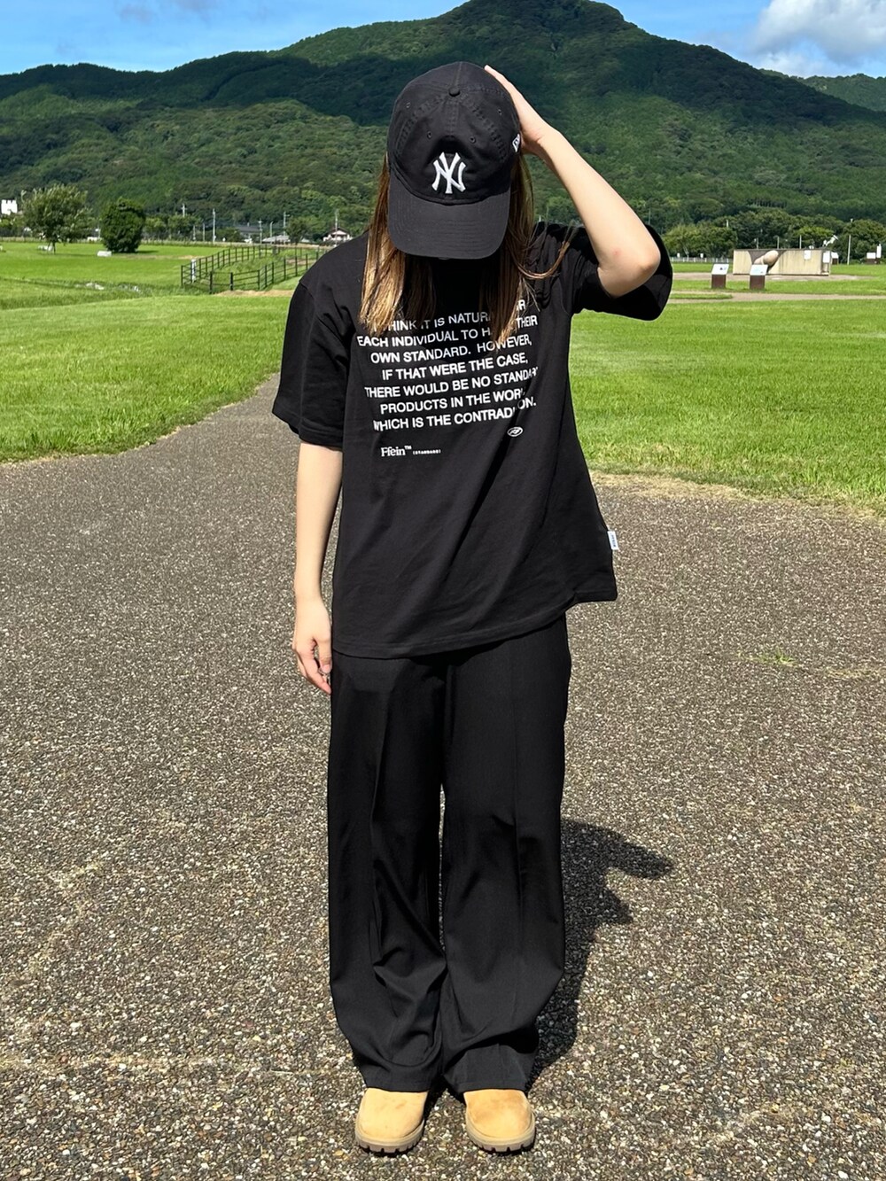 ブラック系のTシャツ/カットソーを着用したレディースの夏コーディネートの3枚目の写真