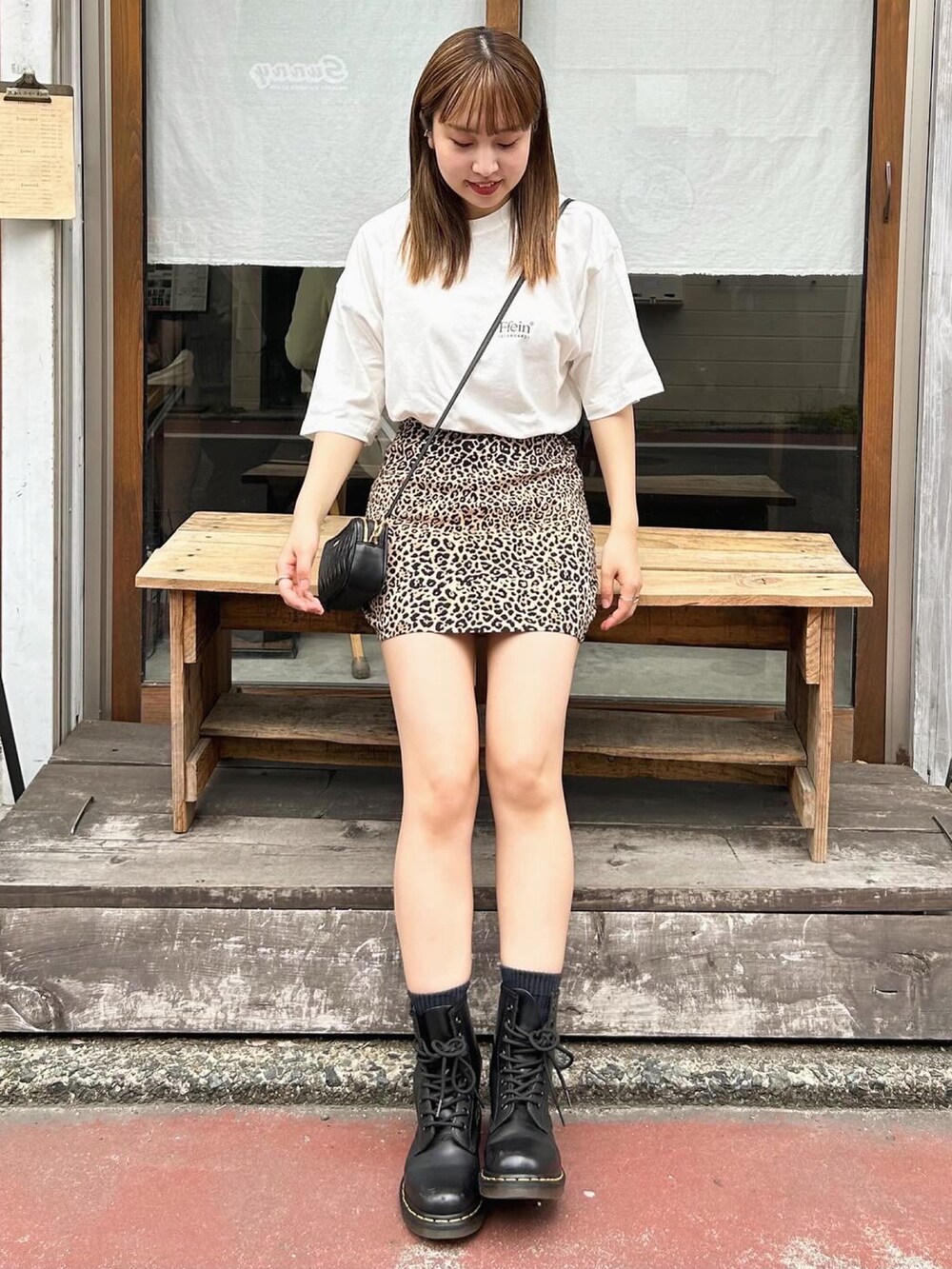 ホワイト系のTシャツ/カットソーを着用したレディースの夏コーディネートの3枚目の写真