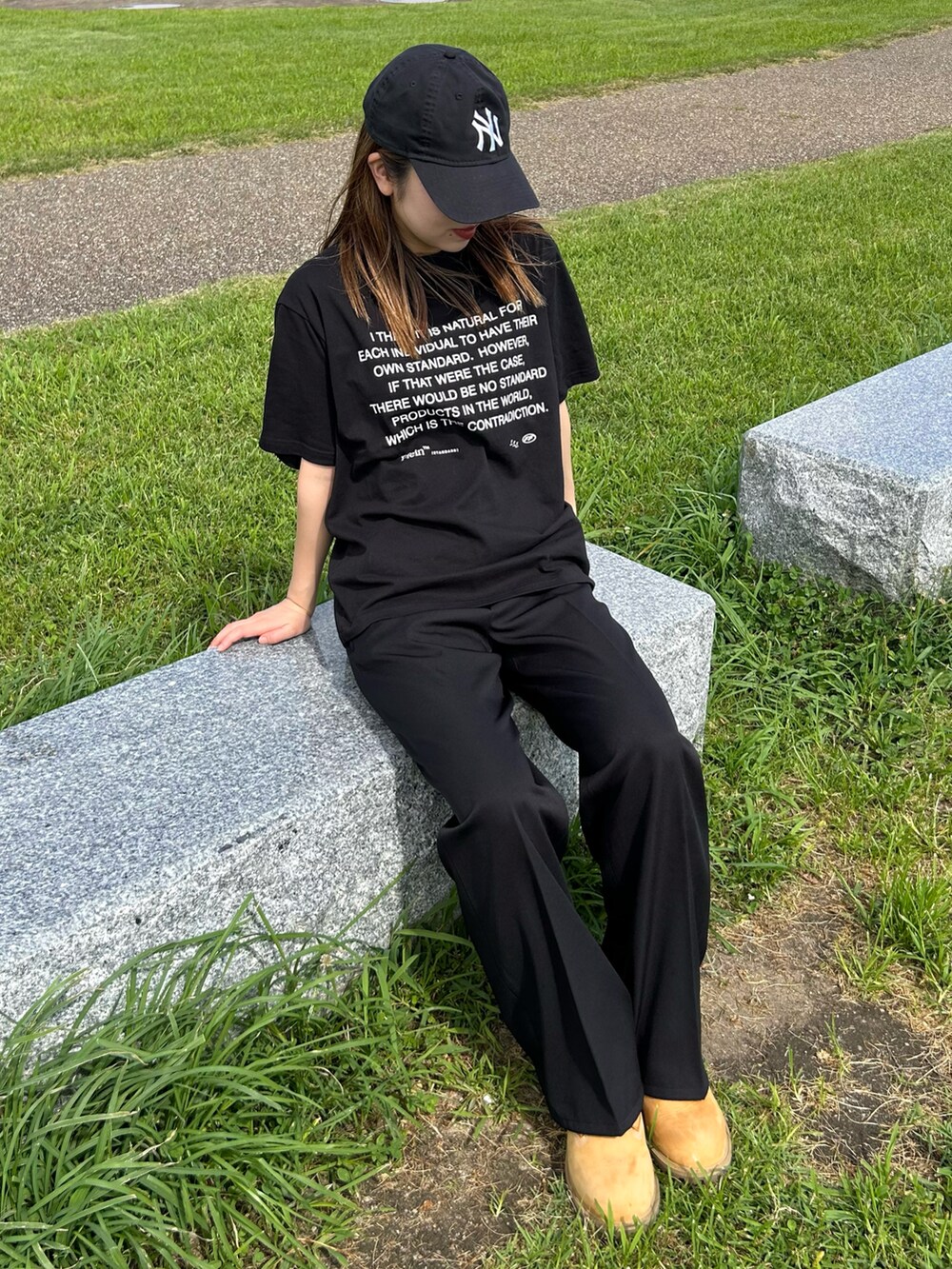 ブラック系のTシャツ/カットソーを着用したレディースの夏コーディネートの4枚目の写真