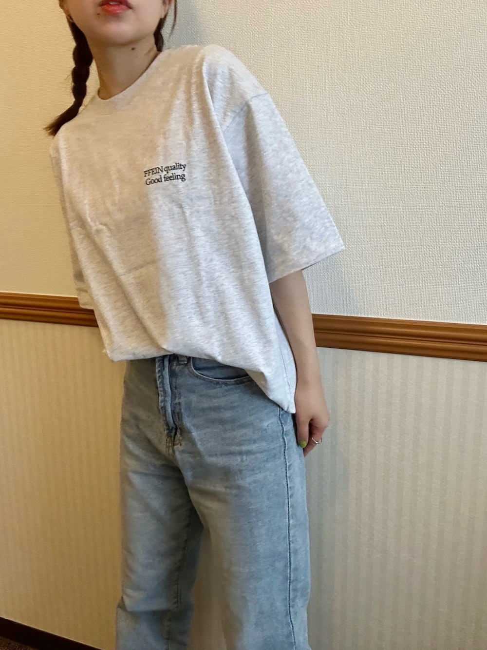 グレー系のTシャツ/カットソーを着用したレディースの春コーディネートの3枚目の写真