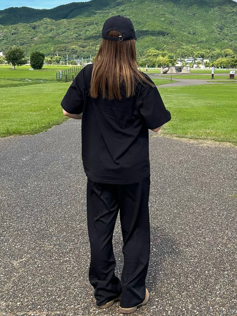 ブラック系のTシャツ/カットソーを着用したレディースの夏コーディネートの2枚目の写真