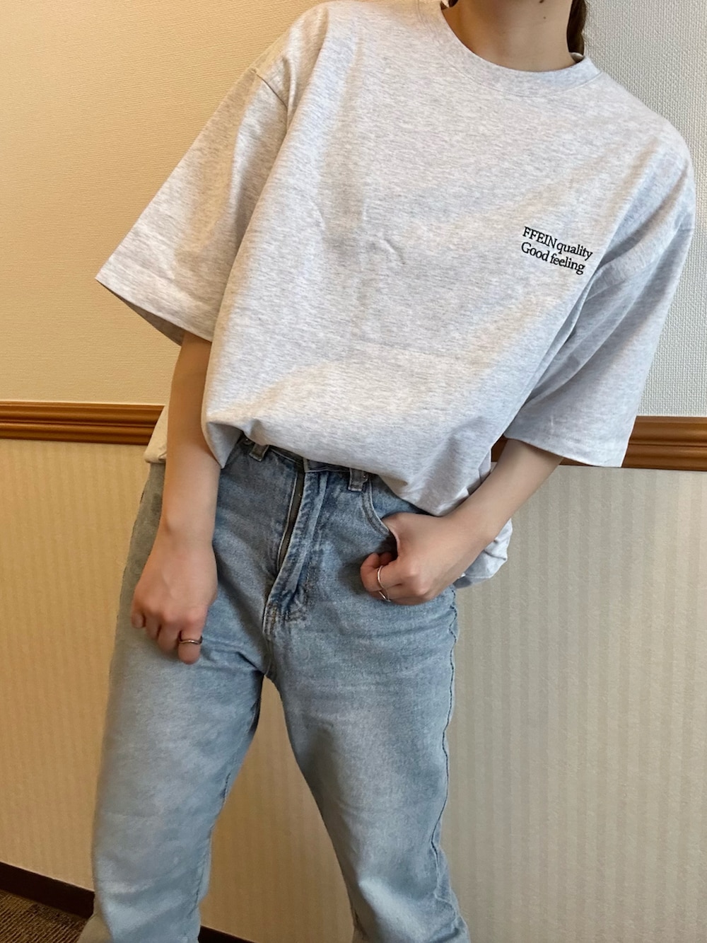 グレー系のTシャツ/カットソーを着用したレディースの春コーディネートの2枚目の写真