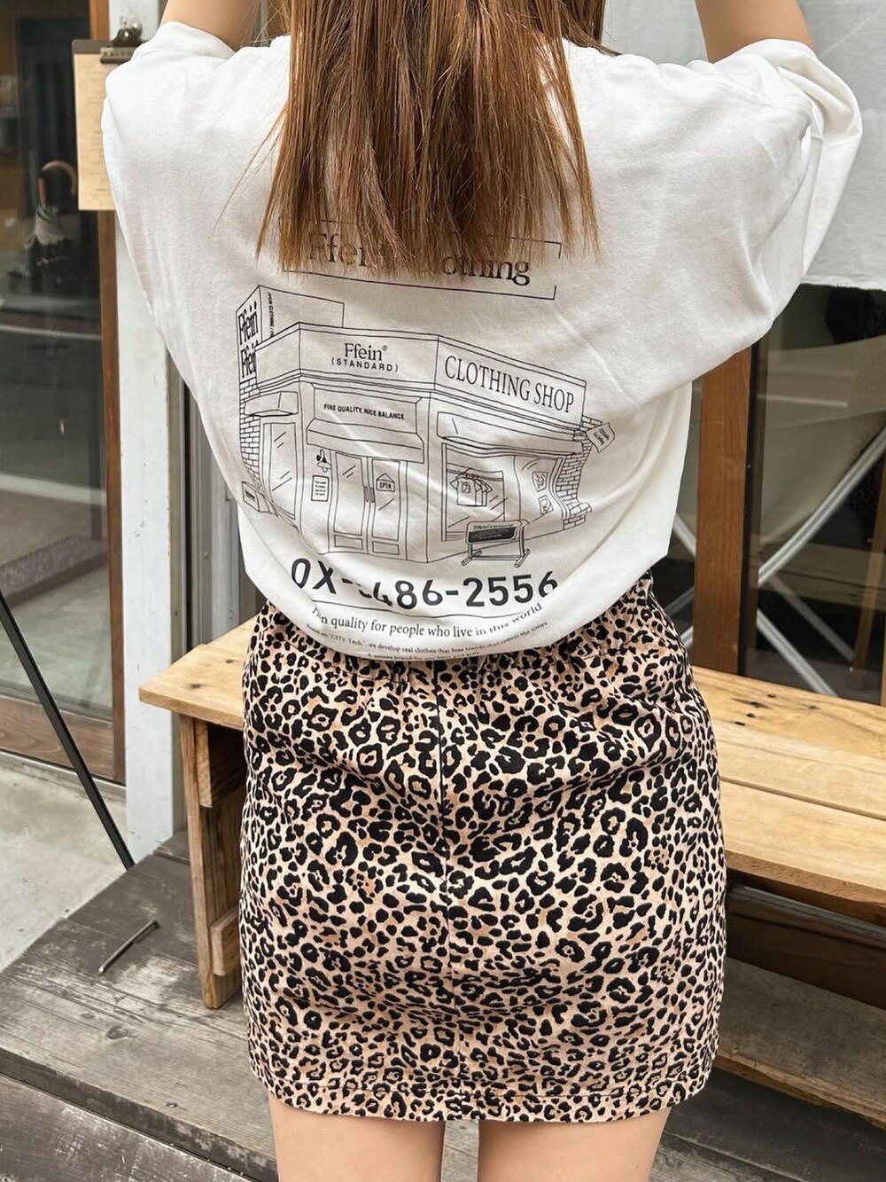 ホワイト系のTシャツ/カットソーを着用したレディースの夏コーディネートの2枚目の写真