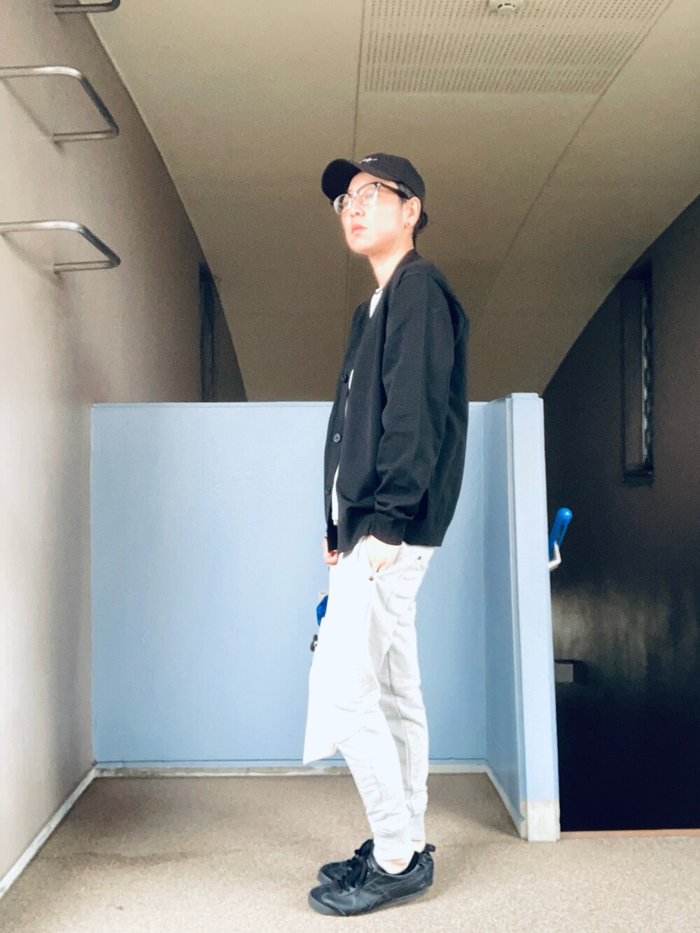 ブラック系のカーディガン/ボレロ、グレー系のその他パンツ、ブラック系のスニーカーを着用したレディースの夏コーディネートの2枚目の写真