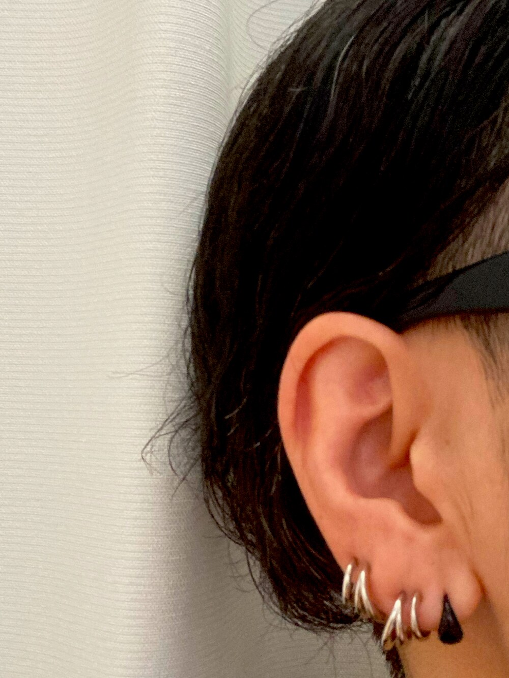 ブラック系のデニムパンツ、ブラック系のショルダーバッグ、ブルー系のその他ペットグッズを着用したレディースの夏コーディネートの4枚目の写真