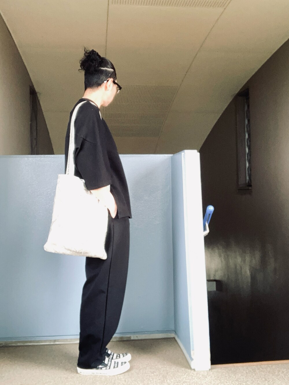 ブラック系のスリッポン、シルバー系のトートバッグ、ブラック系のTシャツ/カットソーを着用したレディースの春コーディネートの2枚目の写真