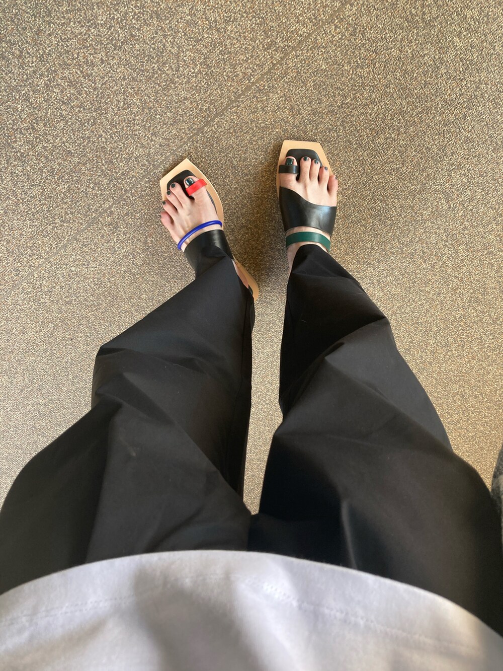 その他のサンダル、ホワイト系のTシャツ/カットソー、ブラック系のその他パンツを着用したレディースの夏コーディネートの2枚目の写真