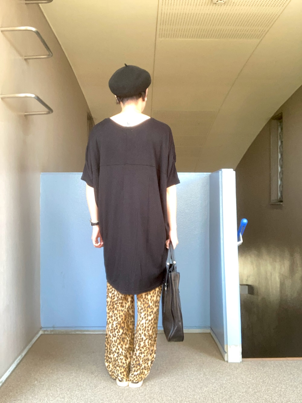ブラック系のトートバッグ、その他のその他パンツ、その他のサンダルを着用したレディースの秋コーディネートの2枚目の写真