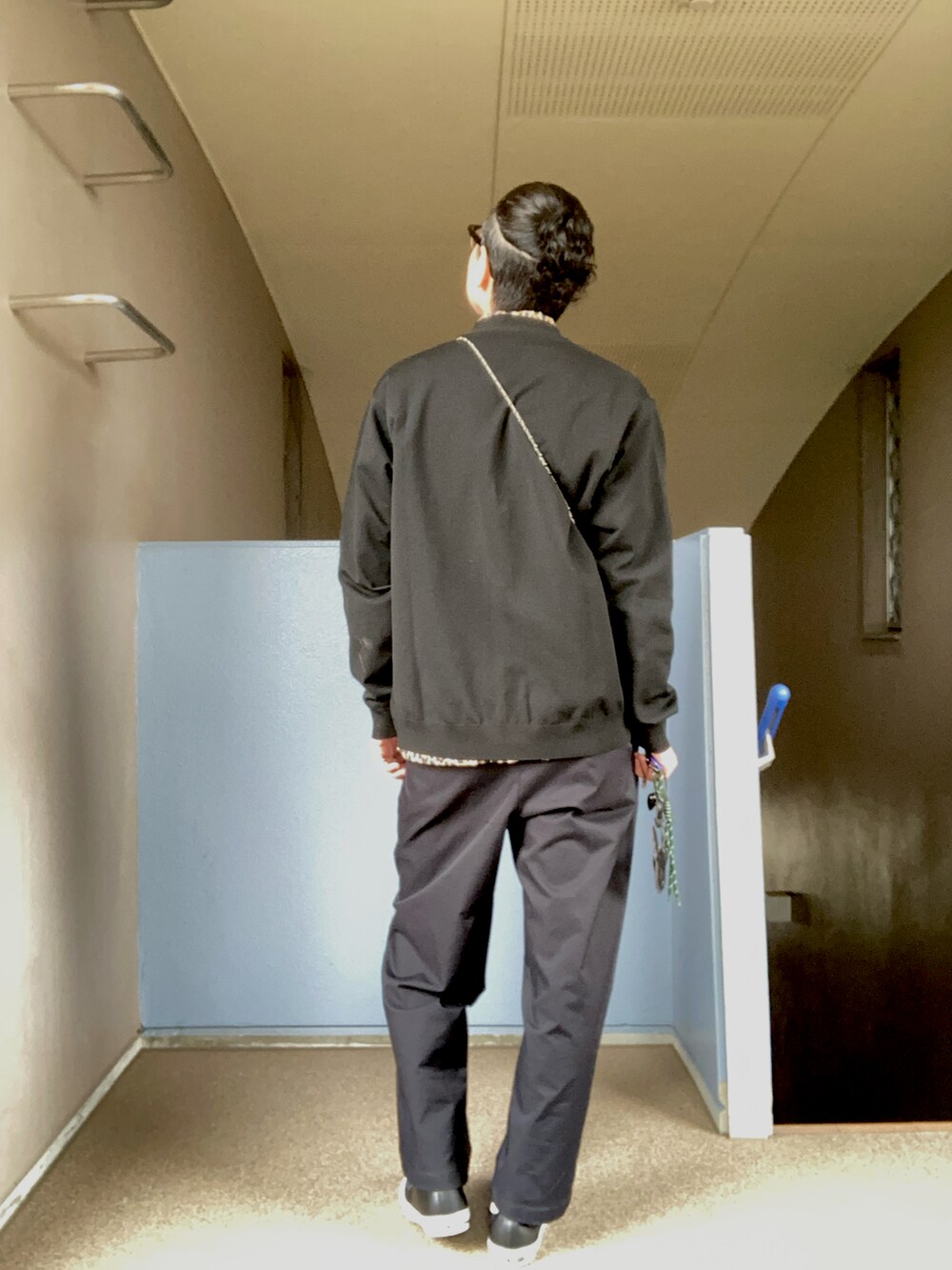 その他のシャツ/ブラウス、ブラック系のカーディガン/ボレロ、ブラック系のその他パンツを着用したレディースの春コーディネートの2枚目の写真