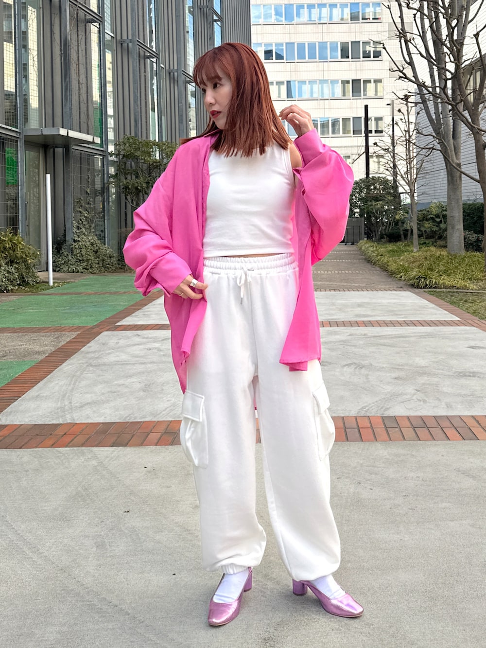 「春服、大人カジュアル、お出かけコーデ、パンツコーデ、春カラー、お洒落さんとつながりたい、ゆったりコーデ、リラックススタイル、シアートップス、シアーシャツ、シアー、スウェット、スウェットパンツ、アメスリ、アメスリタンク」｜「WEGOのWEGO/スウェットカーゴポケットパンツ（スウェットパンツ、ホワイト系）」を使った、chiharuさん（レディース・153cm）の春コーディネートの2枚目の写真