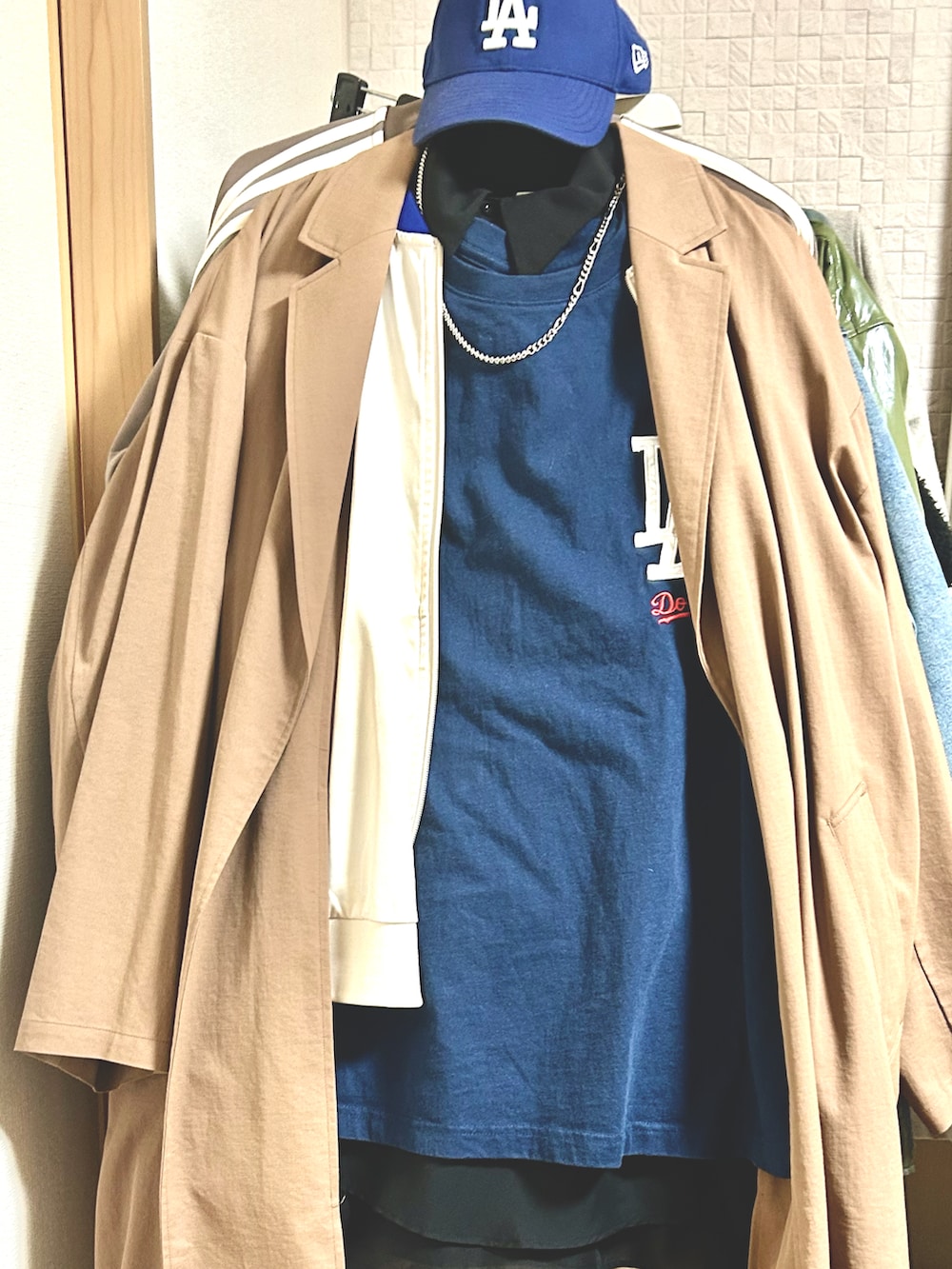 ブルー系のTシャツ/カットソー、その他のスカジャン、ブラック系のシャツ/ブラウスを着用したメンズの冬コーディネートの2枚目の写真