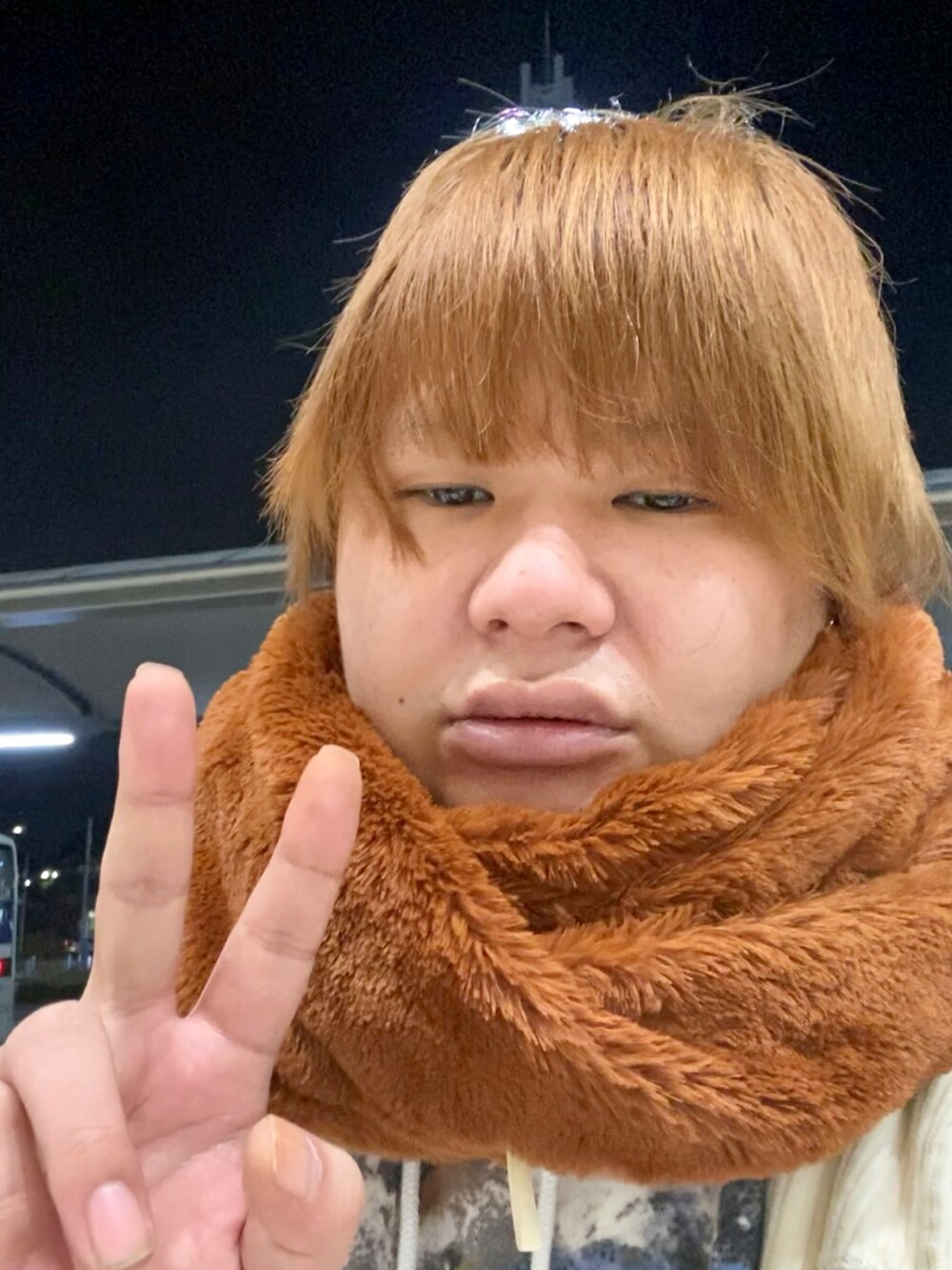 シルバー系のスニーカー、ホワイト系のジャケット/アウター、ホワイト系のパンツを着用したメンズの冬コーディネートの2枚目の写真