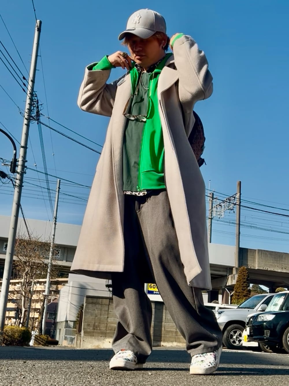 グリーン系のジャケット/アウター、ブラウン系のスラックス、ブラック系のシャツ/ブラウスを着用したメンズの冬コーディネートの2枚目の写真