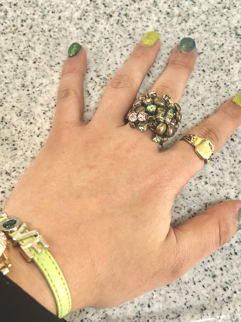 ブルー系のTシャツ/カットソー、その他のスカジャン、ブラック系のシャツ/ブラウスを着用したメンズの冬コーディネートの3枚目の写真