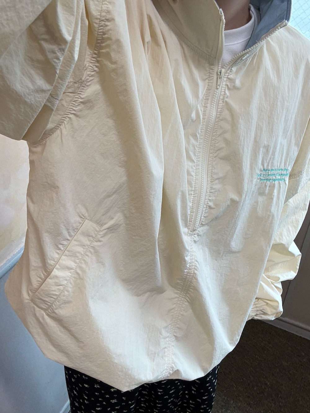 ベージュ系のその他トップス、ブラック系のスカートを着用したレディースの冬コーディネートの5枚目の写真