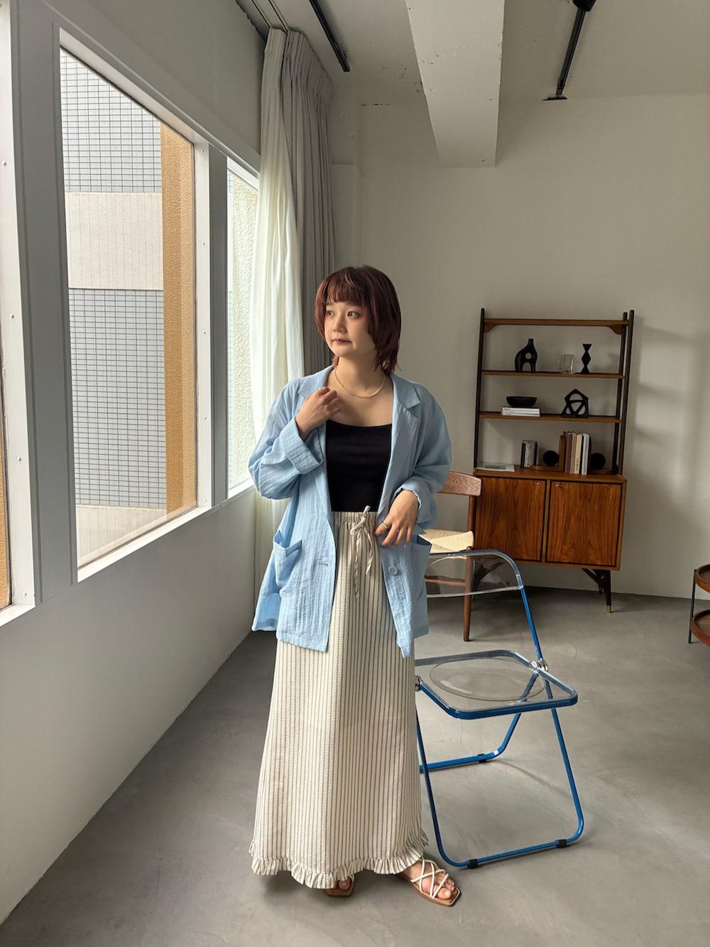 ブルー系のテーラードジャケット、ホワイト系のスカートを着用したレディースの夏コーディネートの3枚目の写真