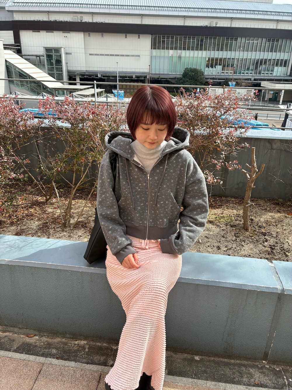 ピンク系のスカート、グレー系のパーカー、グレー系のニット/セーターを着用したレディースの冬コーディネートの5枚目の写真