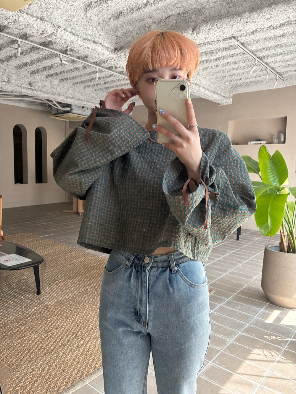 グリーン系のシャツ/ブラウス、ブルー系のデニムパンツを着用したレディースの春コーディネートの5枚目の写真