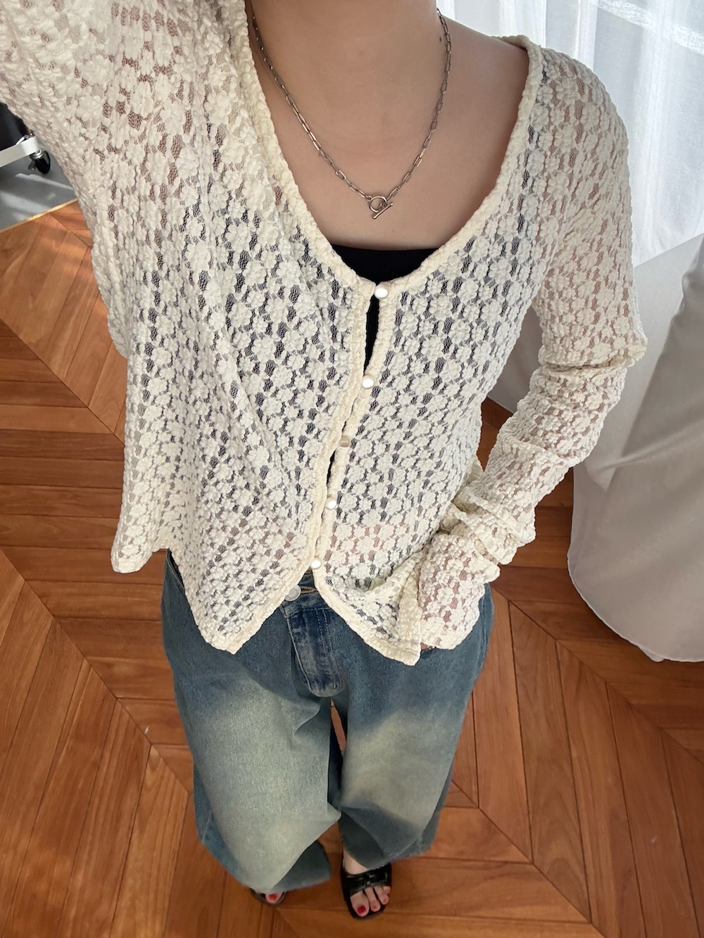 ホワイト系のTシャツ/カットソー、ブルー系のデニムパンツを着用したレディースの春コーディネートの5枚目の写真