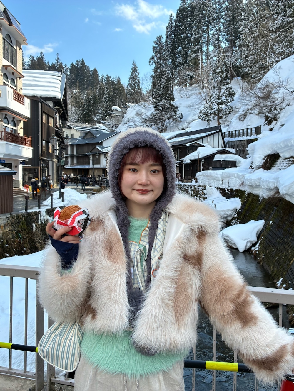 ホワイト系のボストンバッグ、ベージュ系のジャケット/アウター、ホワイト系のパンツを着用したレディースの冬コーディネートの4枚目の写真