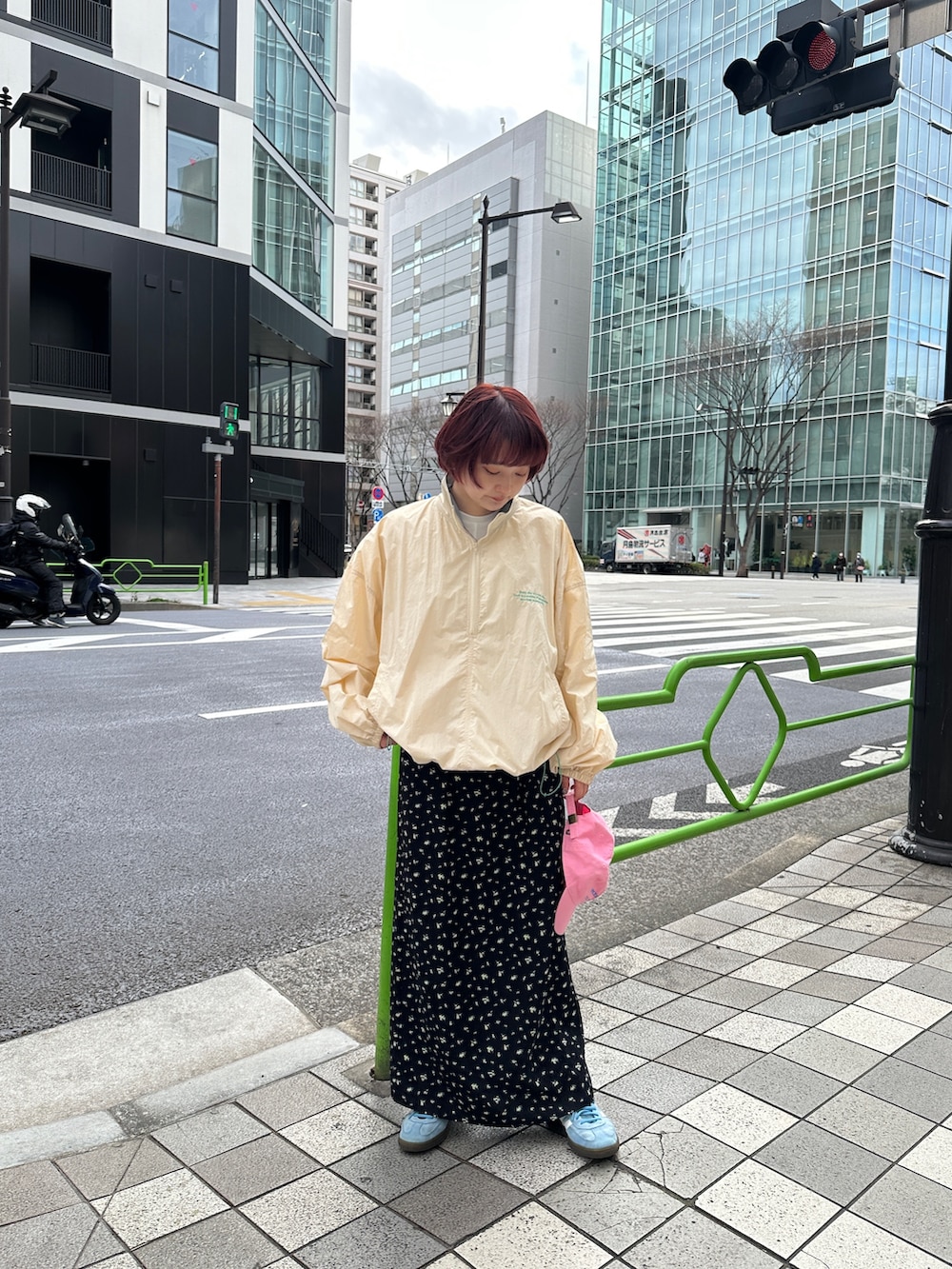 ベージュ系のその他トップス、ブラック系のスカートを着用したレディースの冬コーディネートの2枚目の写真