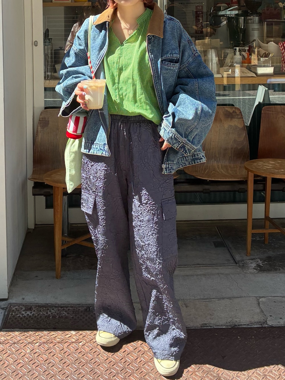 グレー系のパンツ、グリーン系のシャツ/ブラウス、ブルー系のデニムジャケットを着用したレディースの春コーディネートの3枚目の写真